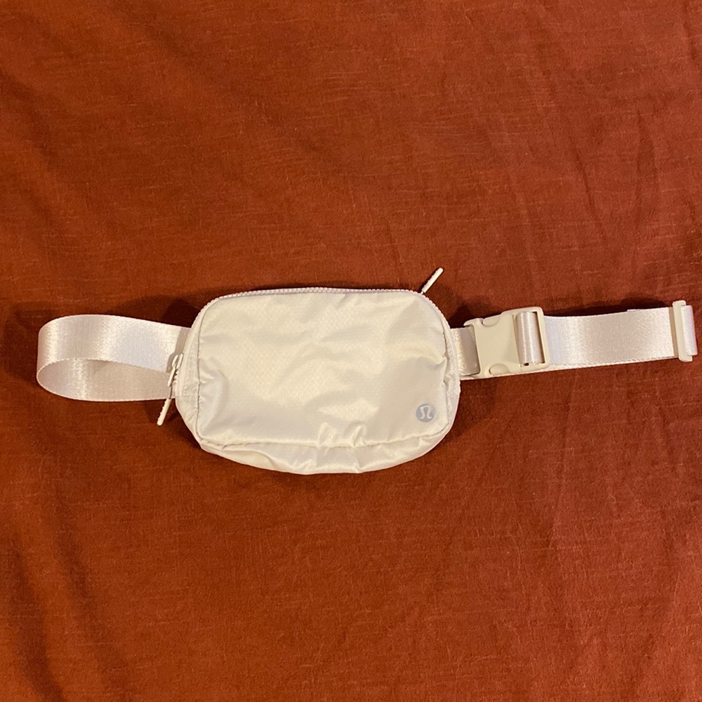 Lululemon Everywhere belt bag